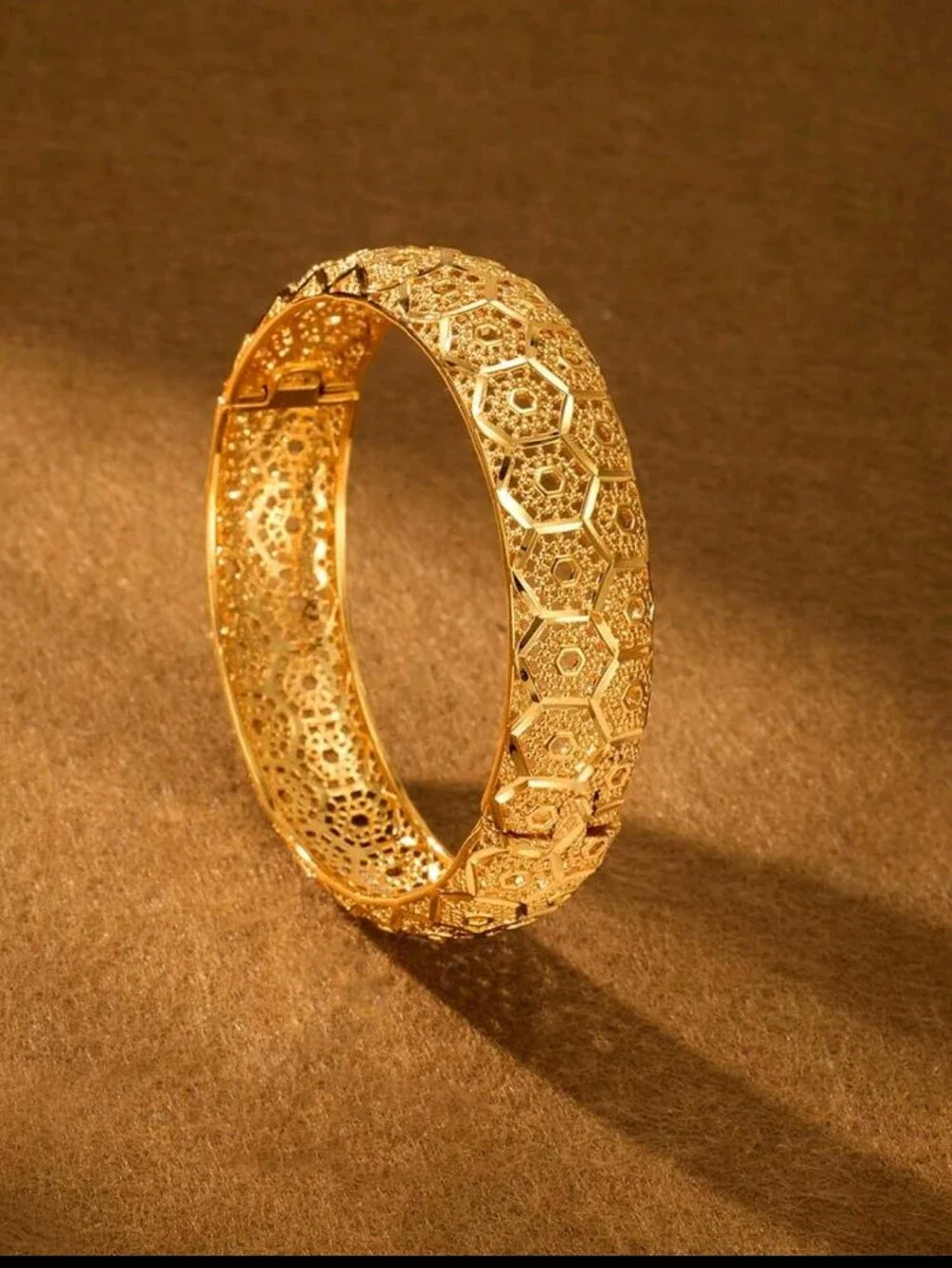 BRAND NEW ** Elegant Gold Filigree Women's Bangle Bracelet